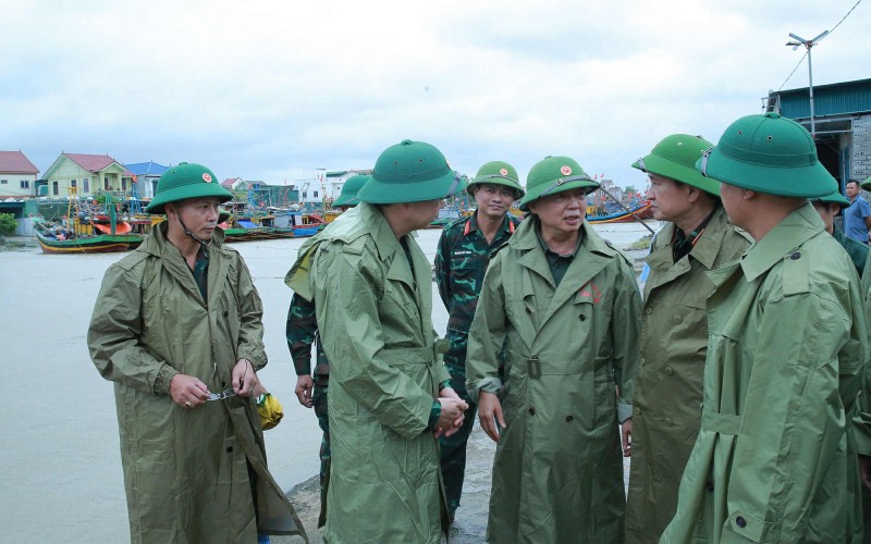 Phó Thủ tướng Trần Hồng Hà kiểm tra công tác ứng phó bão số 10 tại Nghệ An