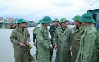 Phó Thủ tướng Trần Hồng Hà kiểm tra công tác ứng phó bão số 10 tại Nghệ An