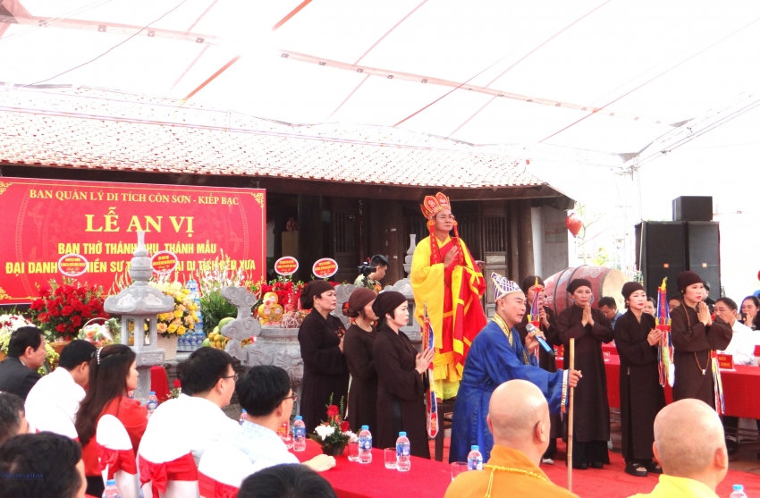 An vị bài vị thánh phụ, thánh mẫu Đại danh y Tuệ Tĩnh tại đền Xưa