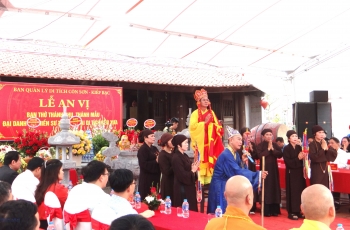 An vị bài vị thánh phụ, thánh mẫu Đại danh y Tuệ Tĩnh tại đền Xưa