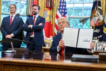 Tổng thống Trump giáng đòn thuế vào gỗ nhập khẩu, đồ nội thất