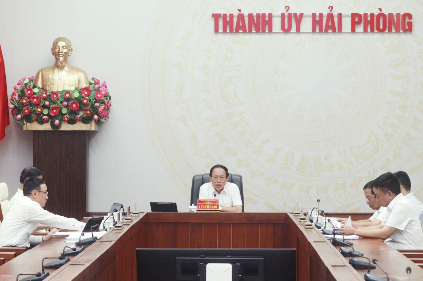 Ông Lê Tiến Châu, Ủy viên Trung ương Đảng, Bí thư Thành ủy, Trưởng Đoàn đại biểu Quốc hội thành phố Hải Phòng chủ trì cuộc họp. Ảnh: Cổng TTĐT Hải Phòng.