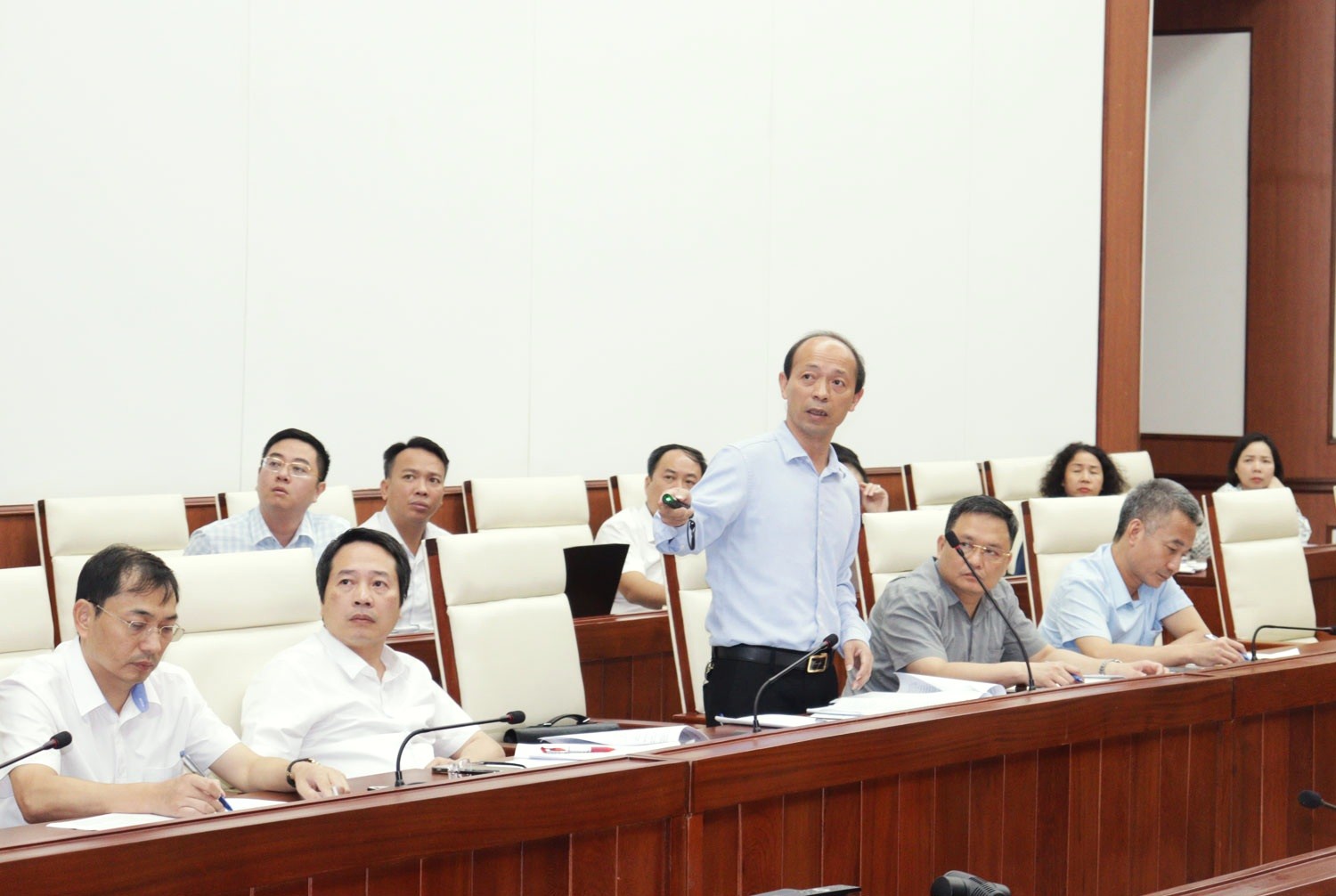 Đại diện các cơ quan, đơn vị báo cáo tại cuộc họp. Ảnh: Cổng TTĐT Hải Phòng.