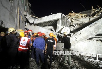 Sập trường học ở Indonesia, hàng chục học sinh bị mắc kẹt