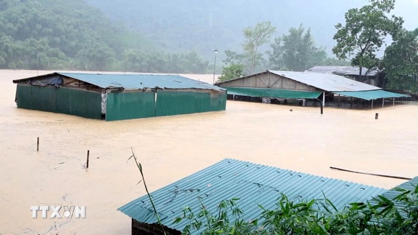 Mưa lũ gây ngập lụt nhiều nhà dân trên địa bàn xã Trung Hạ, tỉnh Thanh Hóa. 