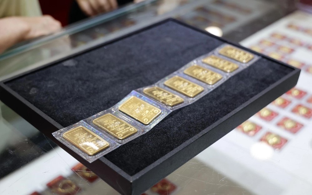 Giá vàng trong nước 'đứng im' ngày mùng 2 Tết, chênh lệch với thế giới nới rộng