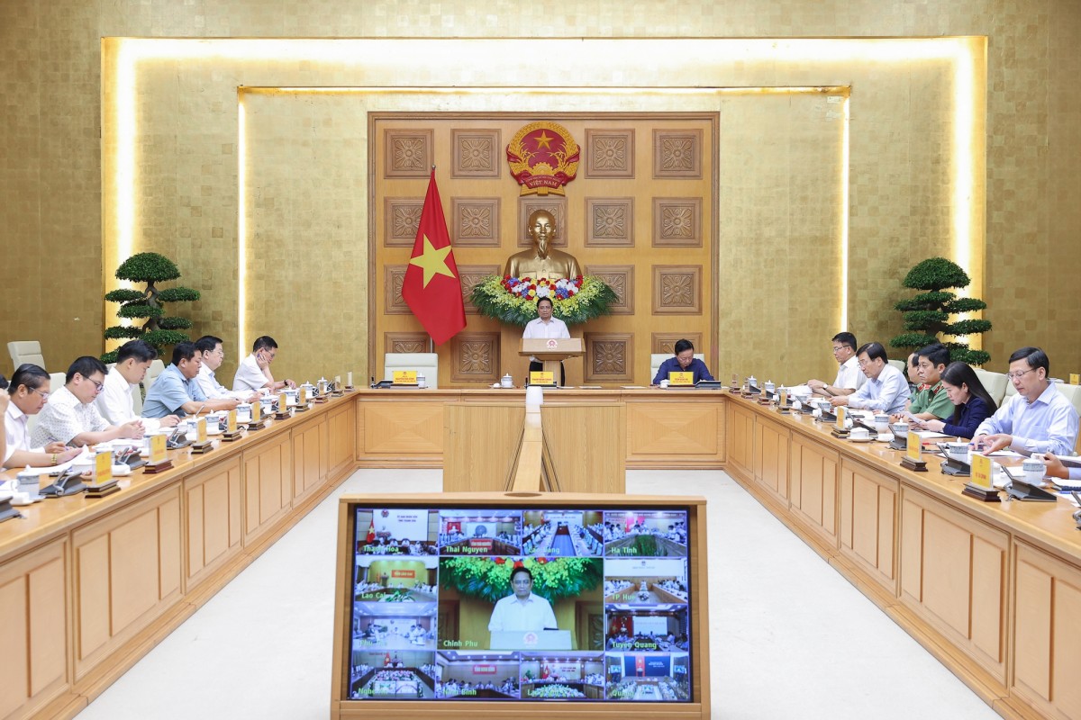 Thủ tướng Phạm Minh Chính chủ trì cuộc họp của Thường trực Chính phủ trực tuyến với các địa phương về công tác khắc phục hậu quả cơn bão số 10 và mưa lũ sau bão. Ảnh: VGP.