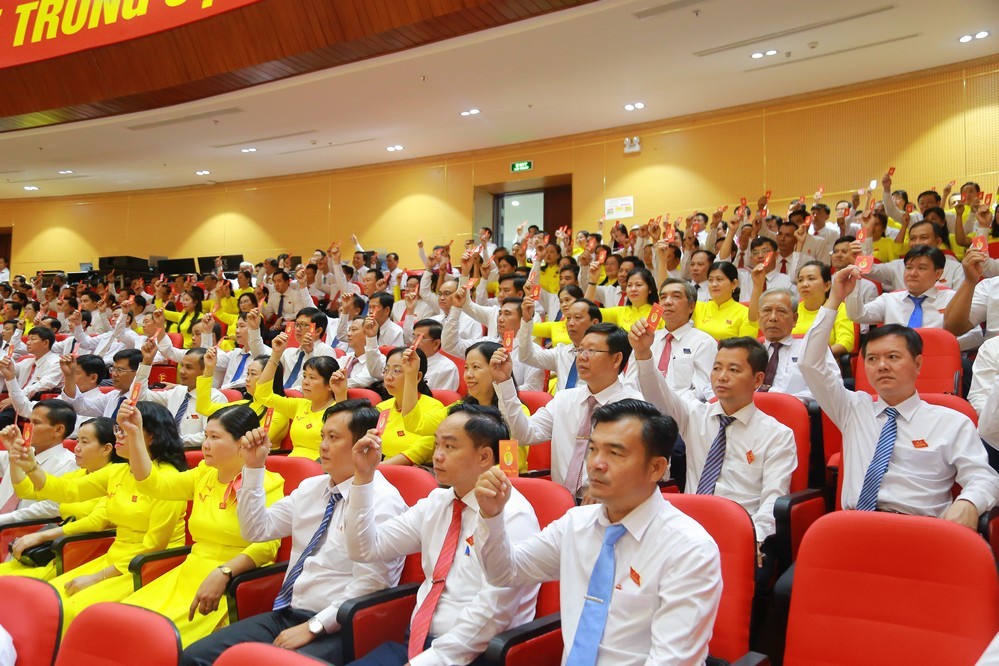 Đại biểu biểu quyết thống nhất thông qua Nghị quyết Đại hội.