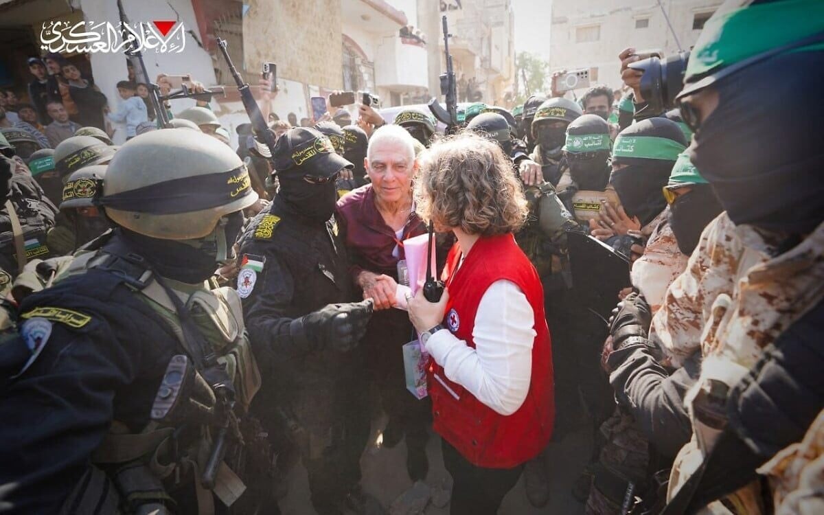 Hamas bàn giao con tin cho hội Chữ thập đỏ tại Dải Gaza ngày 30/1. Ảnh: Văn phòng Truyền thông Hamas