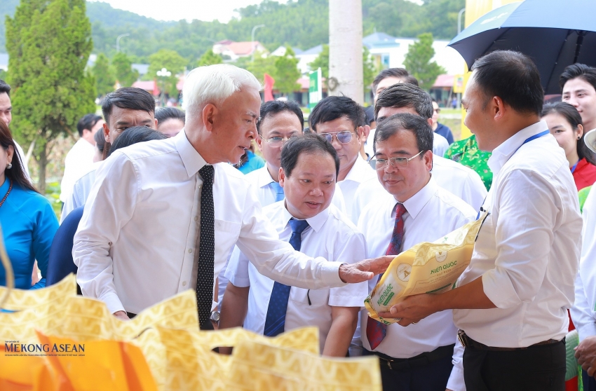 Tưng bừng khai mạc tuần du lịch và xúc tiến thương mại ở đền Kiếp Bạc