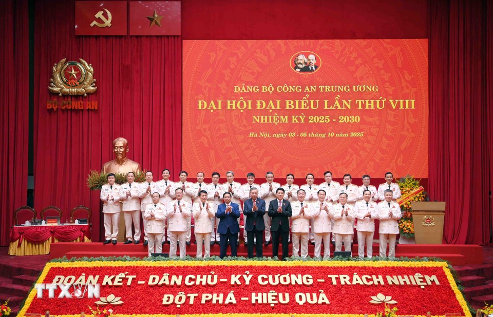 Tổng Bí thư Tô Lâm, Chủ tịch nước Lương Cường và Thủ tướng Phạm Minh Chính với các đồng chí trong Đảng ủy Công an Trung ương và lãnh đạo Bộ Công an.