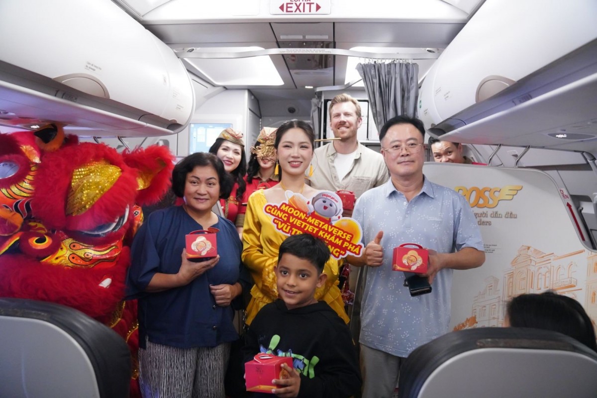 Vietjet mang bữa tiệc Trung thu độc đáo đến với hành khách trên độ cao 10.000 mét