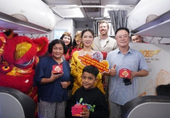 Vietjet mang bữa tiệc Trung thu độc đáo đến với hành khách trên độ cao 10.000 mét