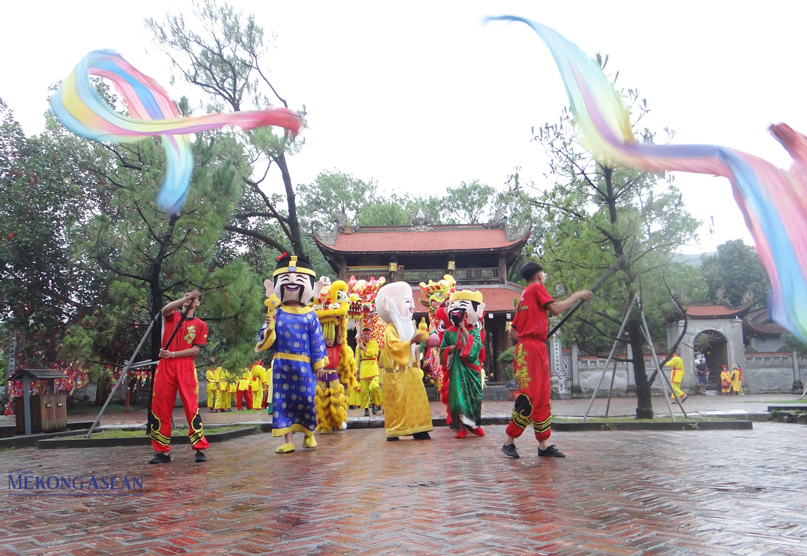 Trước khi diễn ra lễ tưởng niệm, đại diện Ban tổ chức lễ hội, đoàn rước bộ thực hiện các nghi thức từ chùa Côn Sơn sang đền Nguyễn Trãi. Ảnh: Phùng Nguyện/Mekong ASEAN. Trước khi diễn ra lễ tưởng niệm, đại diện Ban tổ chức lễ hội, đoàn rước bộ thực hiện các nghi thức từ chùa Côn Sơn sang đền Nguyễn Trãi. Ảnh: Phùng Nguyện/Mekong ASEAN.