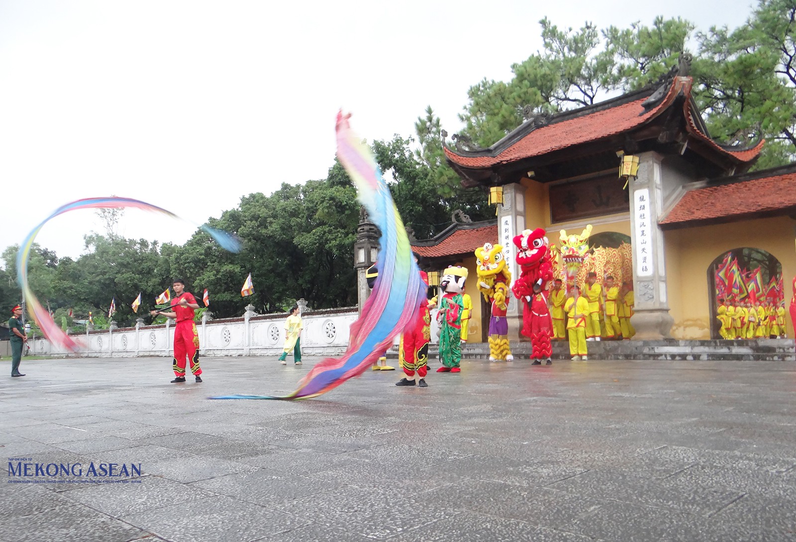 Đoàn rước bộ di chuyển từ chùa Côn Sơn. Ảnh: Phùng Nguyện/Mekong ASEAN. Đoàn rước bộ di chuyển từ chùa Côn Sơn. Ảnh: Phùng Nguyện/Mekong ASEAN.