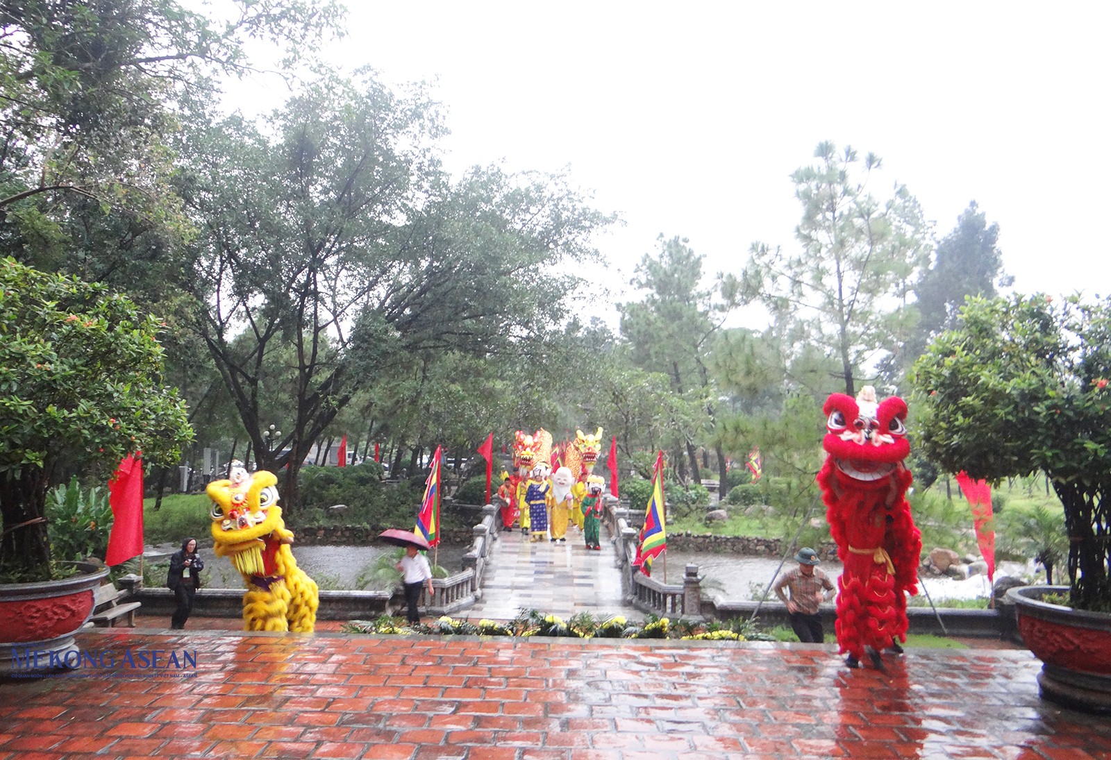 Đoàn rước bộ di chuyển đến đền Nguyễn Trãi. Ảnh: Phùng Nguyện/Mekong ASEAN. Đoàn rước bộ di chuyển đến đền Nguyễn Trãi. Ảnh: Phùng Nguyện/Mekong ASEAN.