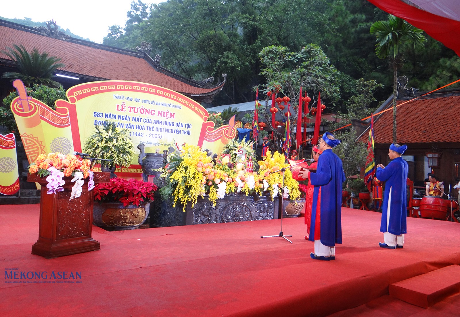 Đọc văn tế tưởng niệm 583 năm ngày mất của anh hùng dân tộc, danh nhân văn hóa thế giới Nguyễn Trãi. Ảnh: Phùng Nguyện/Mekong ASEAN. Đọc văn tế tưởng niệm 583 năm ngày mất của anh hùng dân tộc, danh nhân văn hóa thế giới Nguyễn Trãi. Ảnh: Phùng Nguyện/Mekong ASEAN.