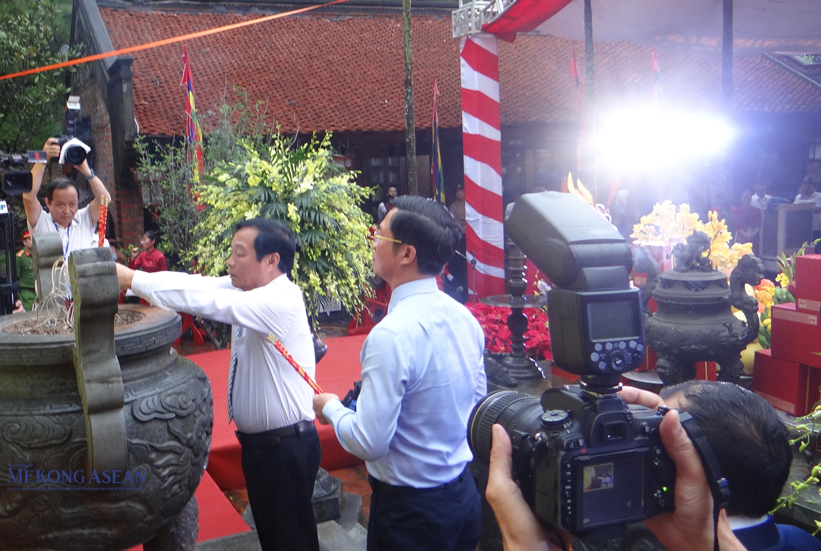 Lãnh đạo thành phố Hải Phòng và các đại biểu thành kính dâng hương. Ảnh: Phùng Nguyện/Mekong ASEAN. Lãnh đạo thành phố Hải Phòng và các đại biểu thành kính dâng hương. Ảnh: Phùng Nguyện/Mekong ASEAN.