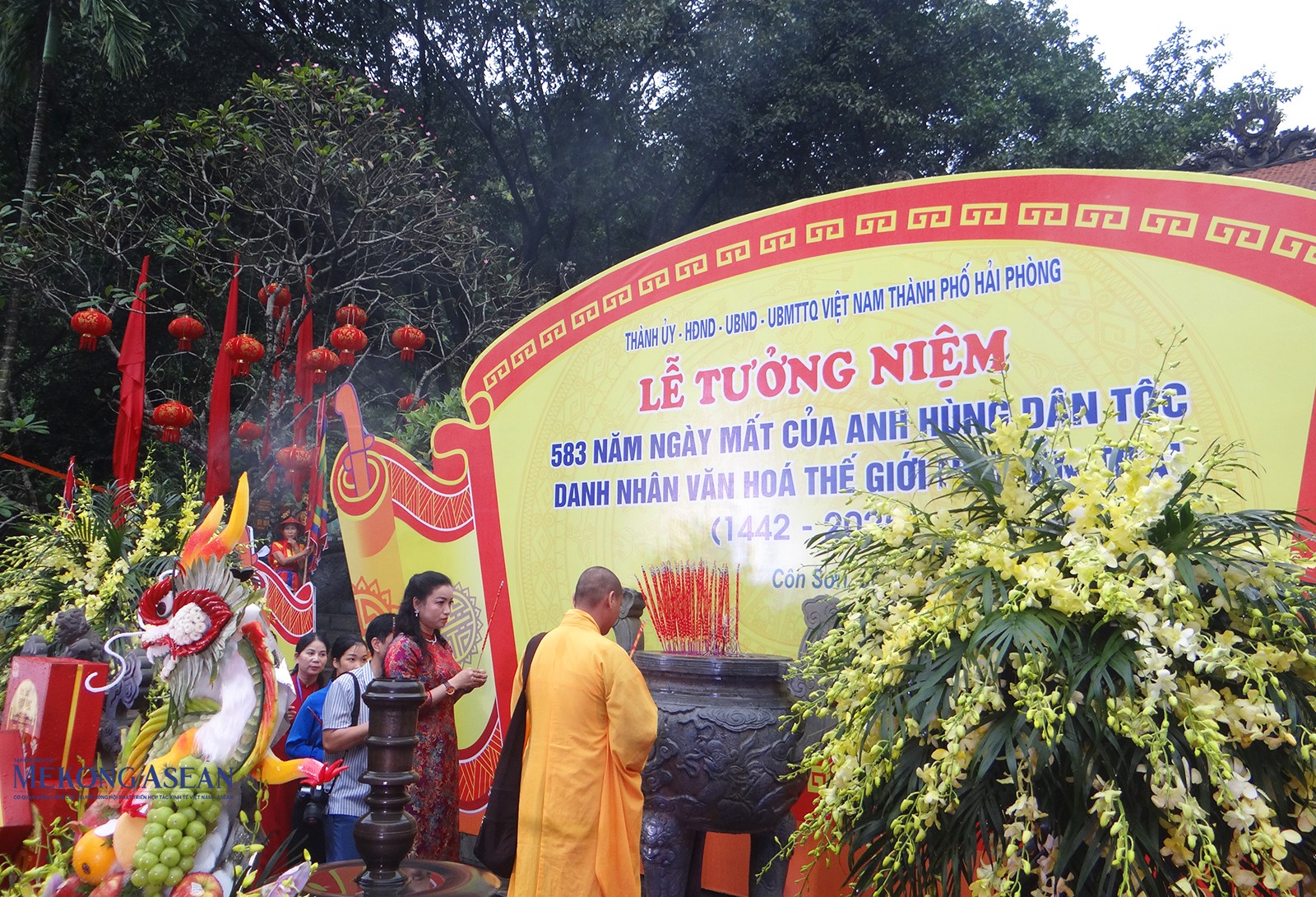 Người dân và du khách thành kính dâng hương. Ảnh: Phùng Nguyện/Mekong ASEAN. Người dân và du khách thành kính dâng hương. Ảnh: Phùng Nguyện/Mekong ASEAN.