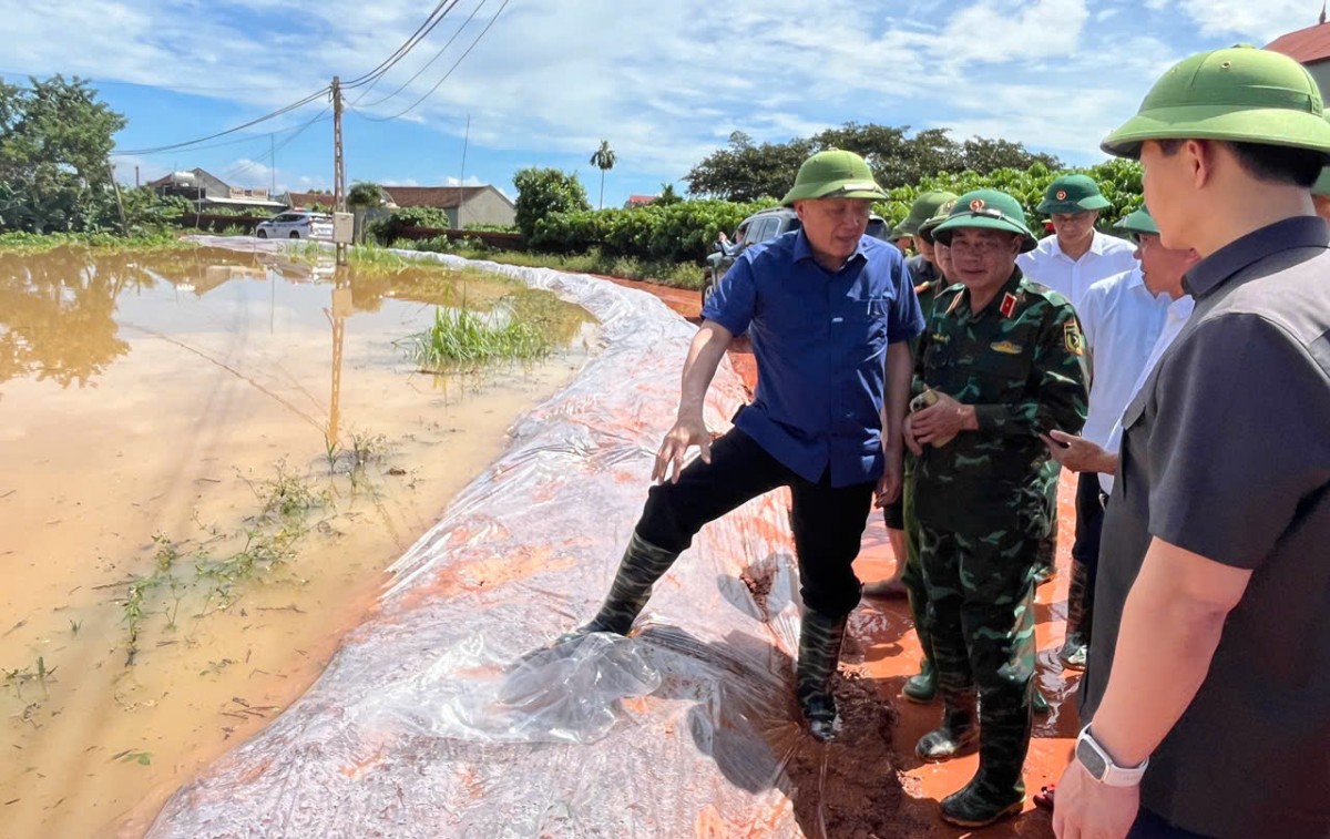 Phó Thủ tướng Thường trực Chính phủ Nguyễn Hoà Bình thị sát tình hình ngập lụt tại xã Phúc Hòa do nước sông Thương lên cao - Ảnh: VGP