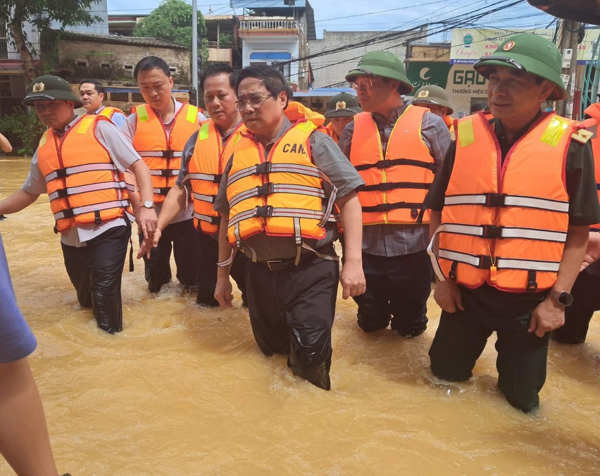 Thủ tướng Phạm Minh Chính tới Thái Nguyên thăm hỏi người dân, chỉ đạo khắc phục hậu quả mưa lũ - Ảnh: VGP