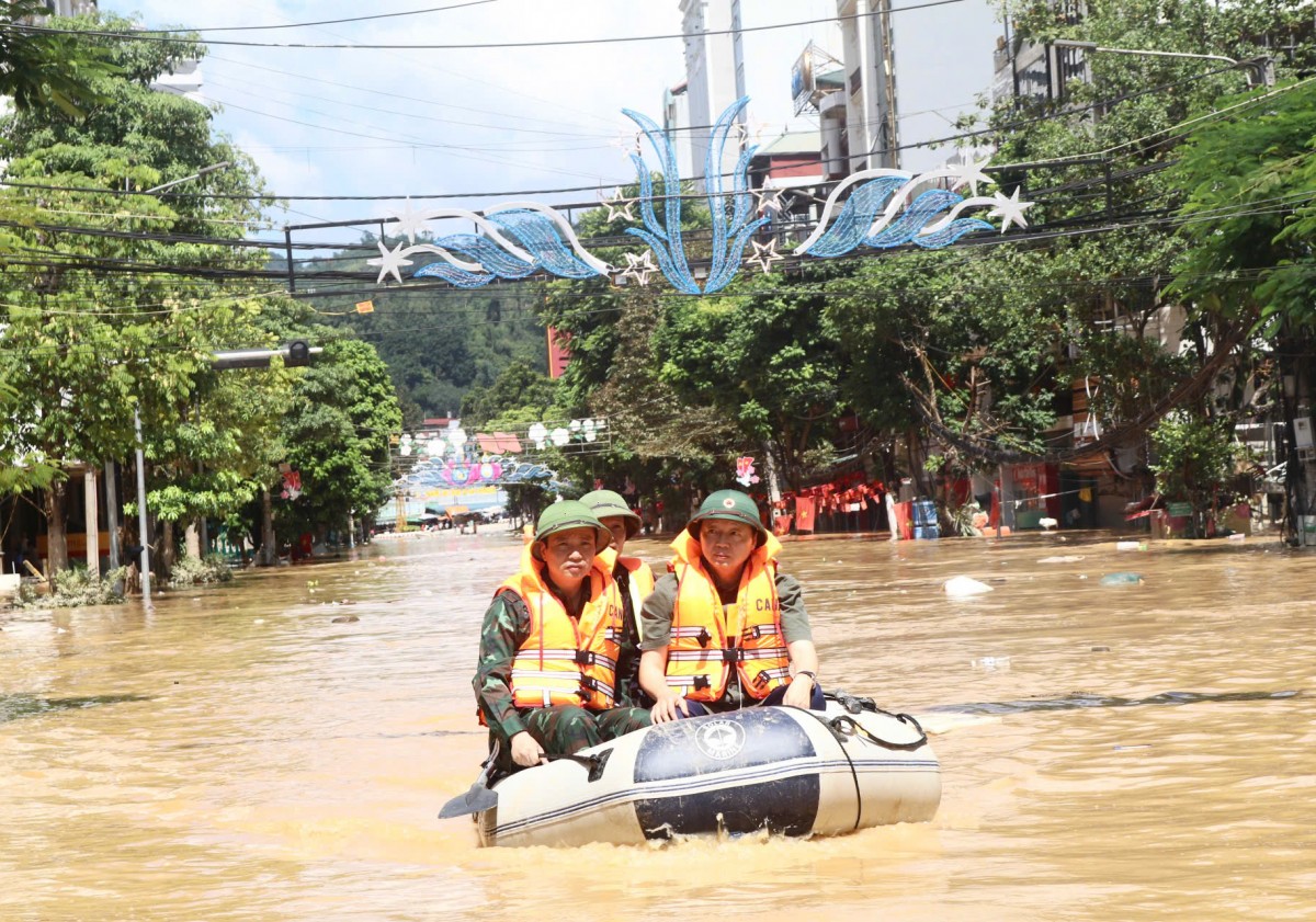 Phó Thủ tướng Trần Hồng Hà thị sát các vùng bị ngập lụt tại TP. Cao Bằng - Ảnh: TTXVN