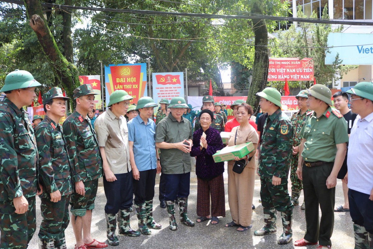 Phó Thủ tướng Trần Hồng Hà tặng qàu, thăm hỏi người dân bị ảnh hưởng bởi lũ lụt - Ảnh: TTXVN