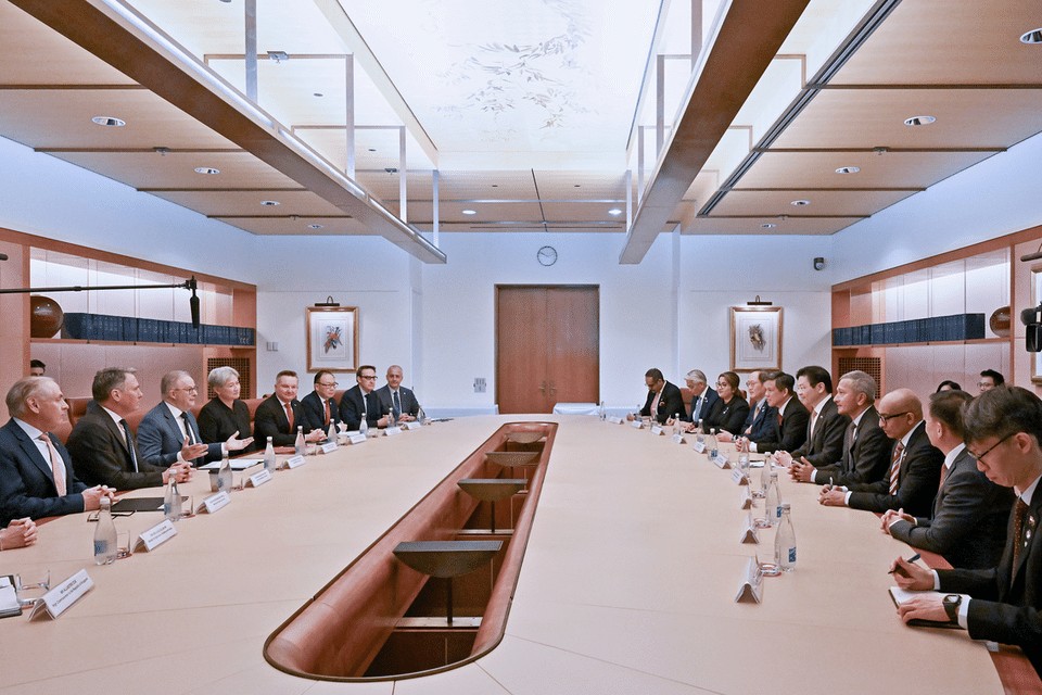 Quang cảnh cuộc họp giữa hai phái đoàn tại Canberra ngày 8/10. Ảnh: Straits Times