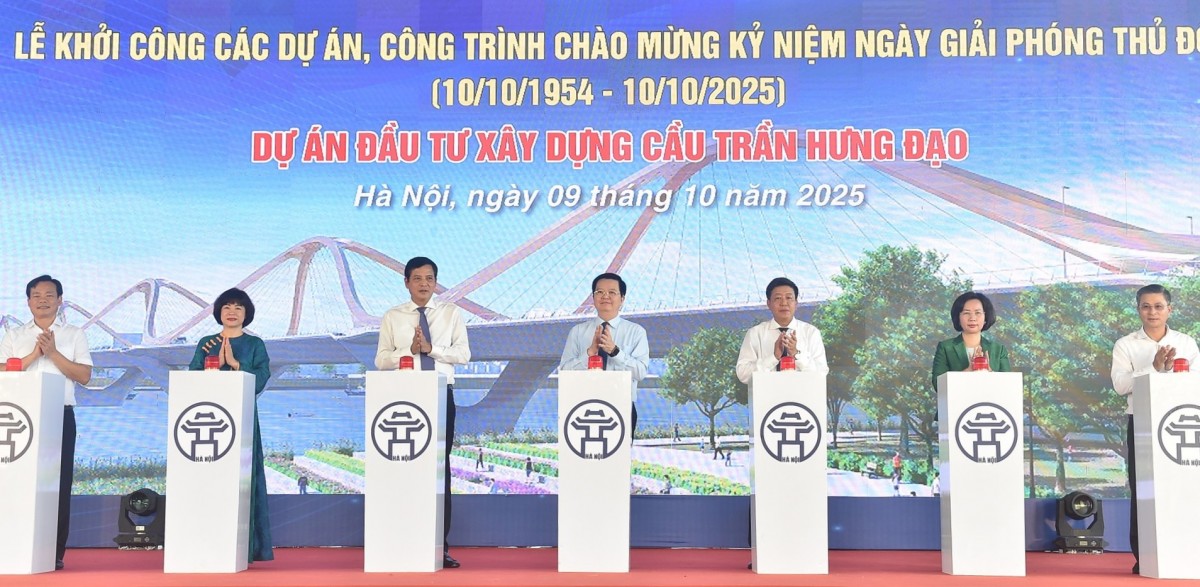 Phó Thủ tướng và các đại biểu thực hiện nghi thức khởi công - Ảnh: VGP/Giang Thanh