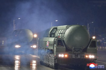 Triều Tiên ra mắt tên lửa đạn đạo mới tại lễ duyệt binh