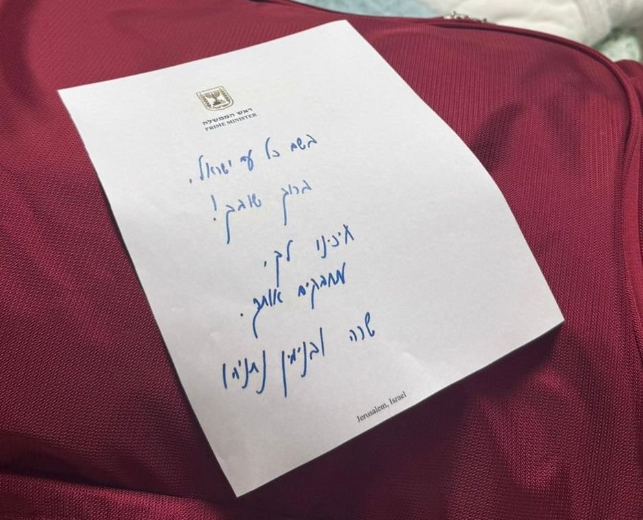 Bức thư tay được Thủ tướng Israel Benjamin Netanyahu viết cho các con tin trở về. Ảnh: Văn phòng Thủ tướng Israel