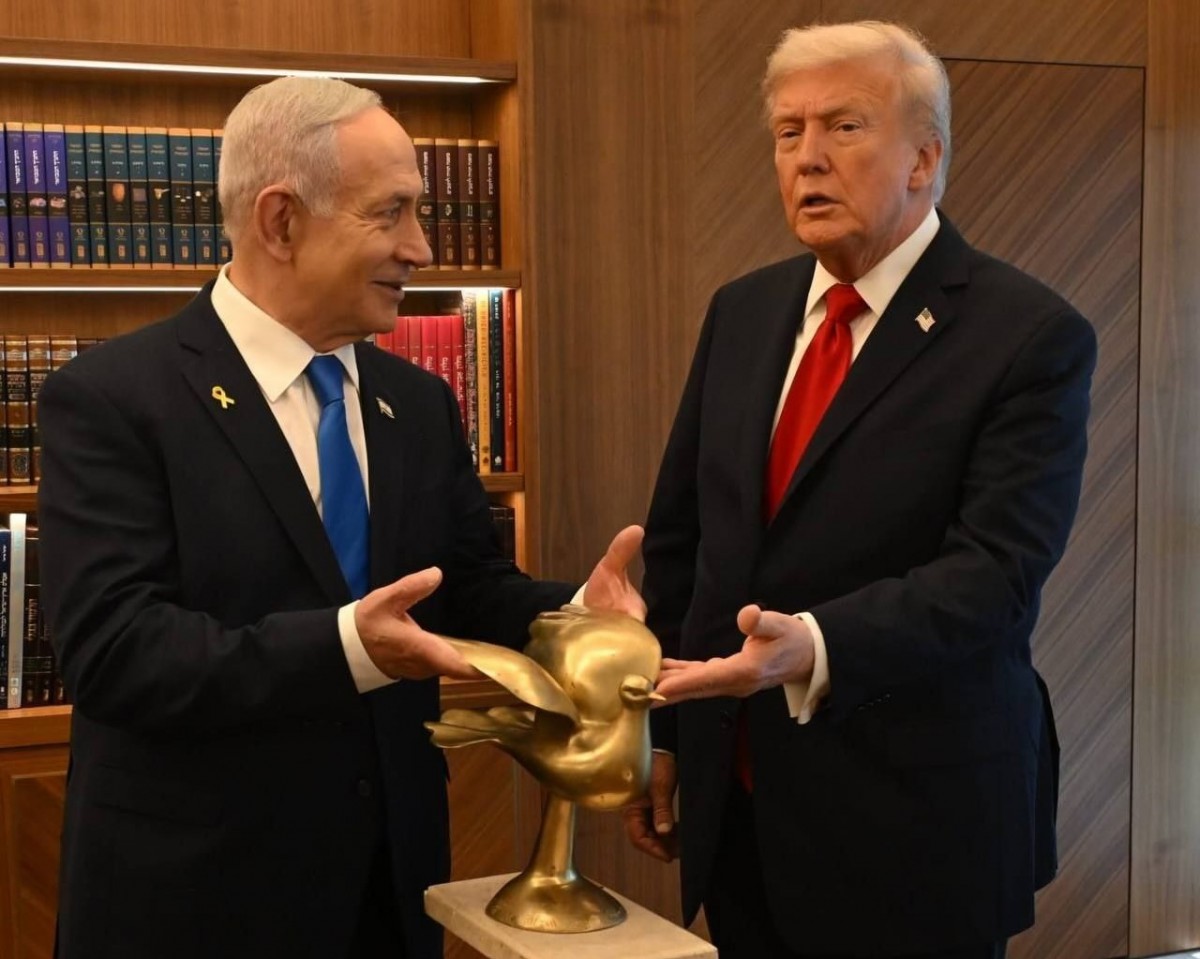 Thủ tướng Netanyahu tặng Tổng thống Trump một bức tượng chim bồ câu mạ vàng để tri ân vai trò của ông trong việc đưa các con tin trở về. Ảnh: Văn phòng Thủ tướng Israel