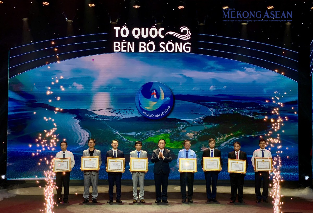 Vinh danh những tác phẩm xuất sắc tại lễ trao giải 'Tổ quốc bên bờ sóng'