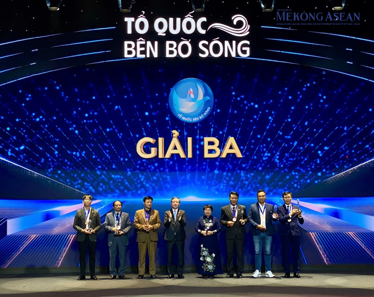 Vinh danh những tác phẩm xuất sắc tại lễ trao giải 'Tổ quốc bên bờ sóng'