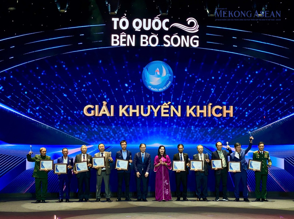 Vinh danh những tác phẩm xuất sắc tại lễ trao giải 'Tổ quốc bên bờ sóng'