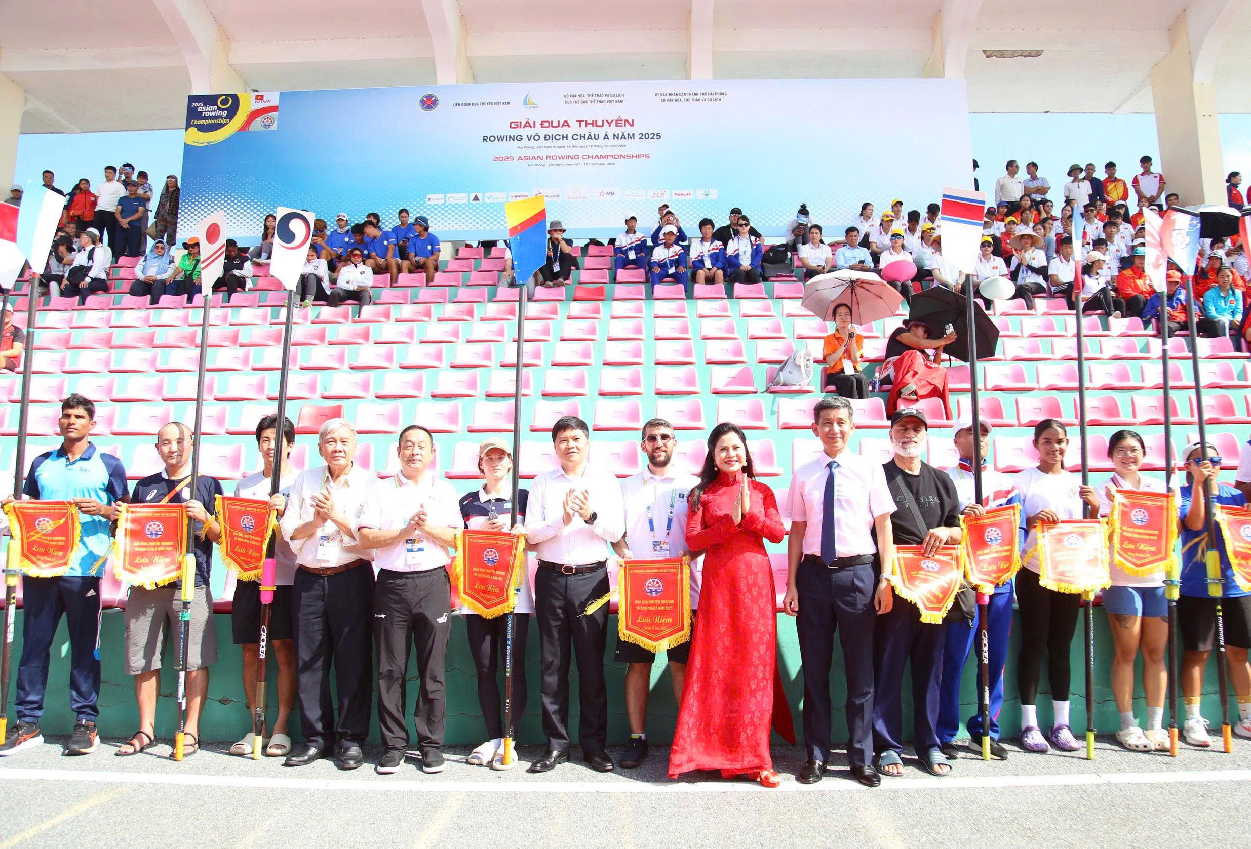 Đại diện lãnh đạo UBND thành phố Hải Phòng và đại diện Ban tổ chức tặng Cờ lưu niệm cho đại diện các đội tham gia giải. Ảnh: Bản tin VH,TT&DL Hải Phòng.