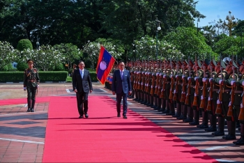 Thủ tướng Thái Lan thăm Lào, tăng cường hợp tác kinh tế và kết nối hạ tầng