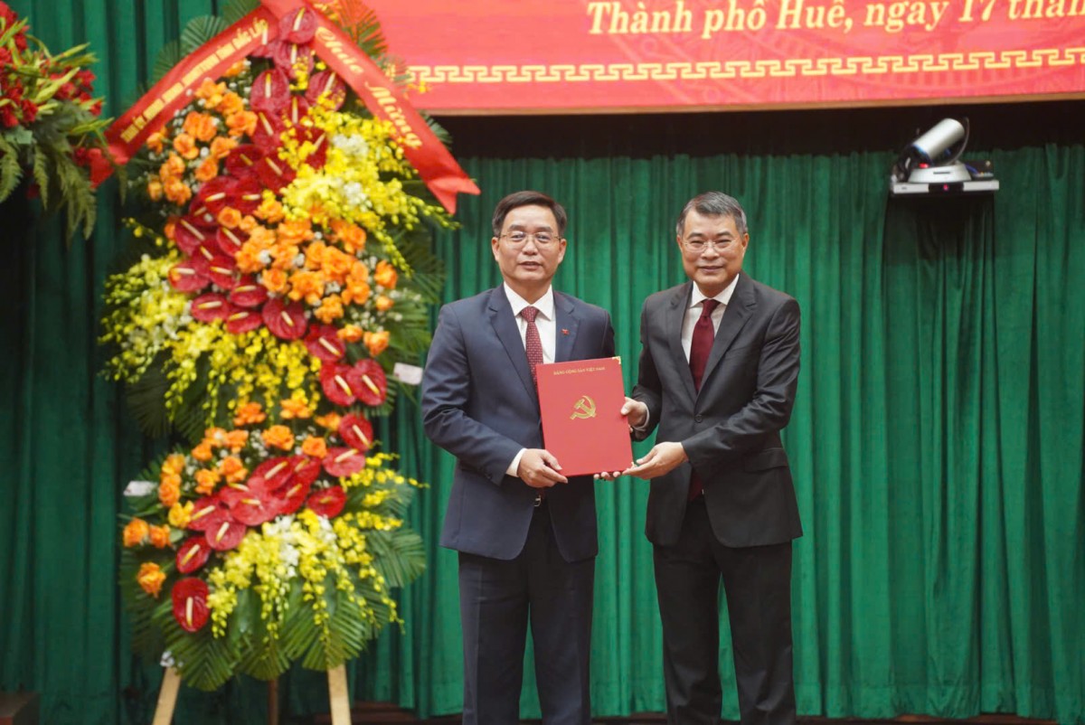 Trưởng Ban Tổ chức Trung ương đã trao Quyết định của Bộ Chính trị chỉ định đồng chí Nguyễn Đình Trung, Ủy viên Trung ương Đảng, Bí thư Tỉnh ủy Đắk Lắk, tham gia Ban Chấp hành, Ban Thường vụ Thành ủy và giữ chức Bí thư Thành ủy Huế nhiệm kỳ 2025 - 2030 - Ảnh: VGP