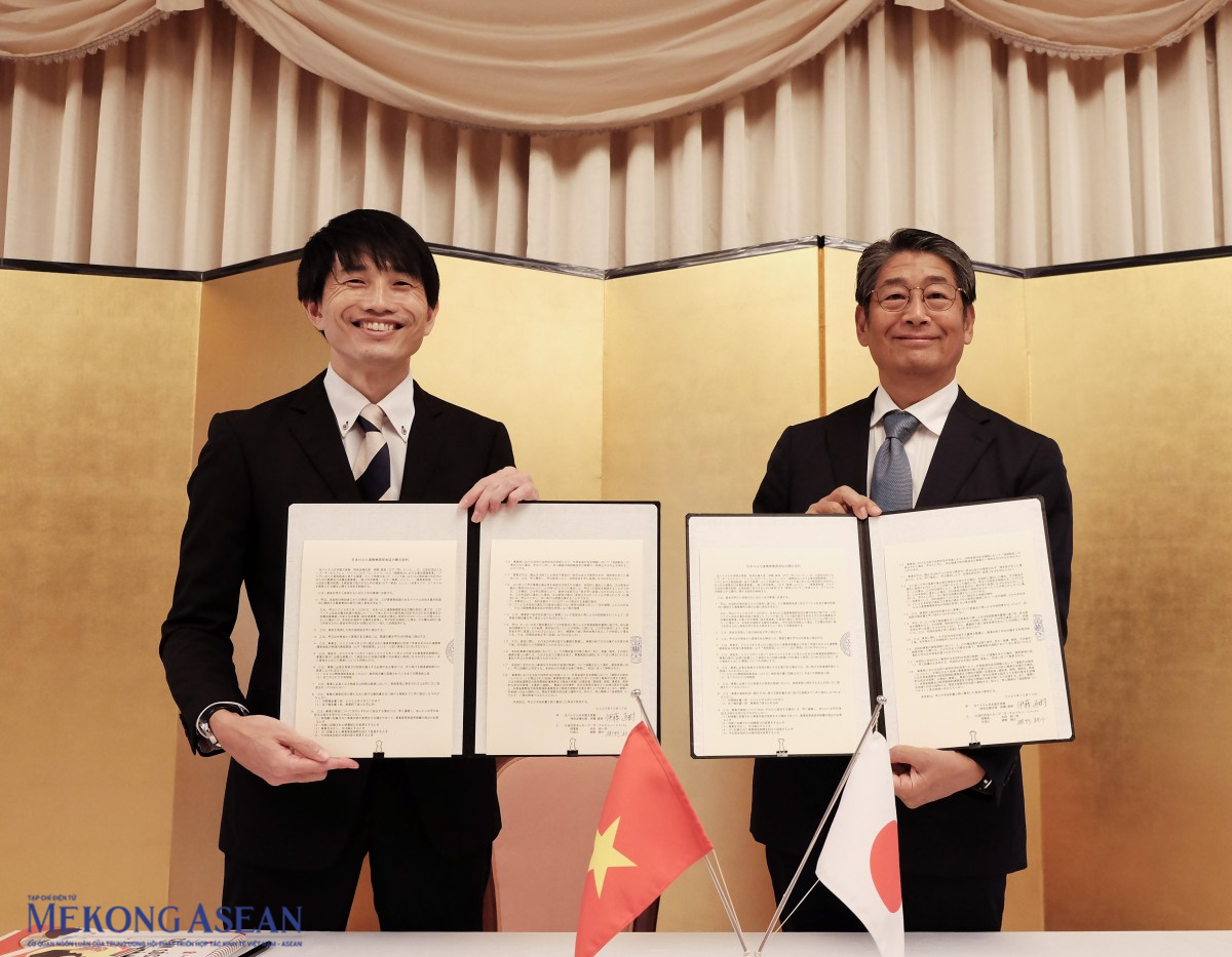 Ông Kosuke Nagino và ông Ito Naoki ký hợp đồng viện trợ. Ảnh: Tùng Dương/Mekong ASEAN