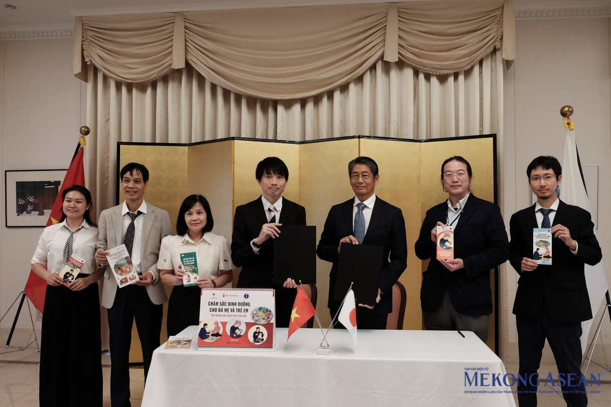 Đại sứ Nhật Bản tại Việt Nam Ito Naoki chụp ảnh cùng đại diện tổ chức Save the Children Japan. Ảnh: Tùng Dương/Mekong ASEAN