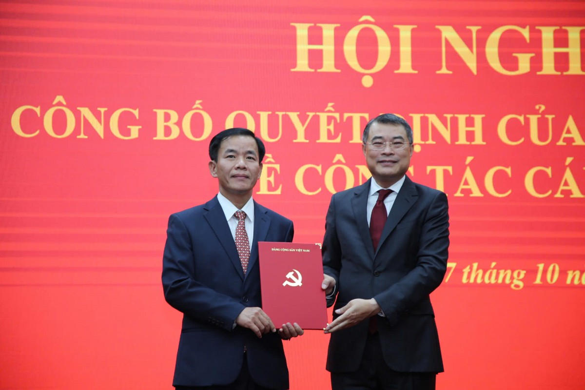 Trưởng Ban Tổ chức Trung ương trao Quyết định cho Bí thư Tỉnh ủy Quảng Trị - Ảnh: VGP