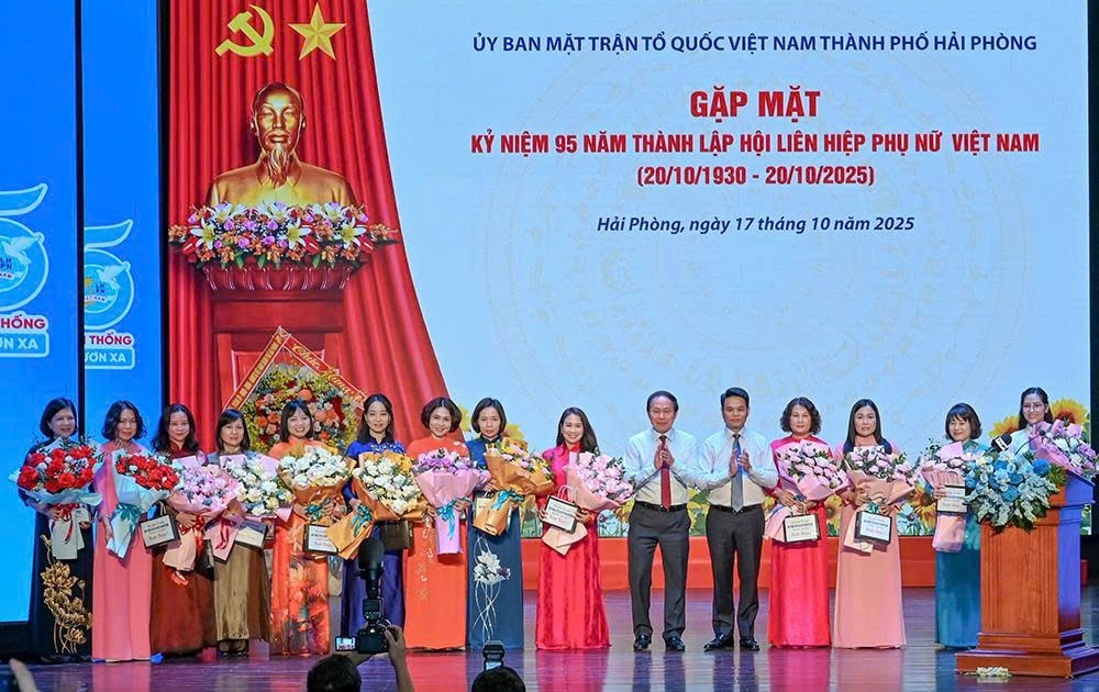 Lãnh đạo thành phố Hải Phòng tặng hoa chúc mừng các nữ cán bộ, lãnh đạo. Ảnh: Bản tin VH,TT&DL Hải Phòng.