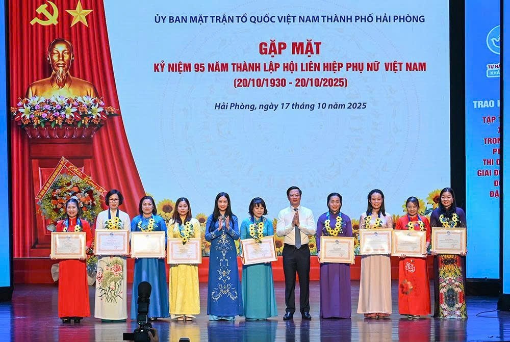 Các tập thể, cá nhân được khen thưởng tại buổi gặp mặt. Ảnh: Bản tin VH,TT&DL Hải Phòng.