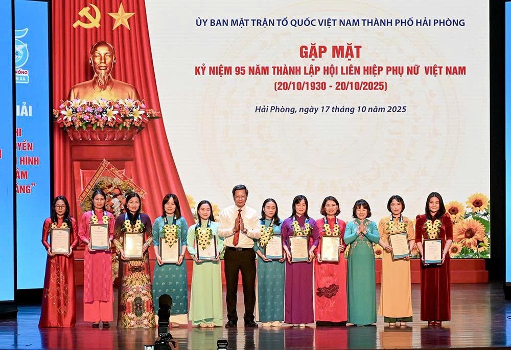 Các tập thể, cá nhân được khen thưởng tại buổi gặp mặt. Ảnh: Bản tin VH,TT&DL Hải Phòng.