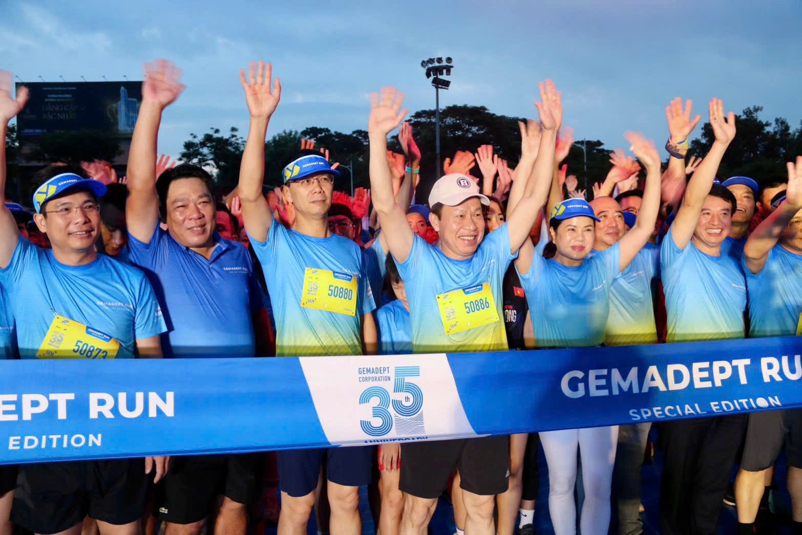 Ông Lê Tiến Châu, Bí thư Thành ủy Hải Phòng cùng lãnh đạo Ủy ban MTTQ Việt Nam thành phố và lãnh đạo các ban, sở, ngành, địa phương của thành phố hưởng ứng tham gia giải chạy. Ảnh: Quang Phú.