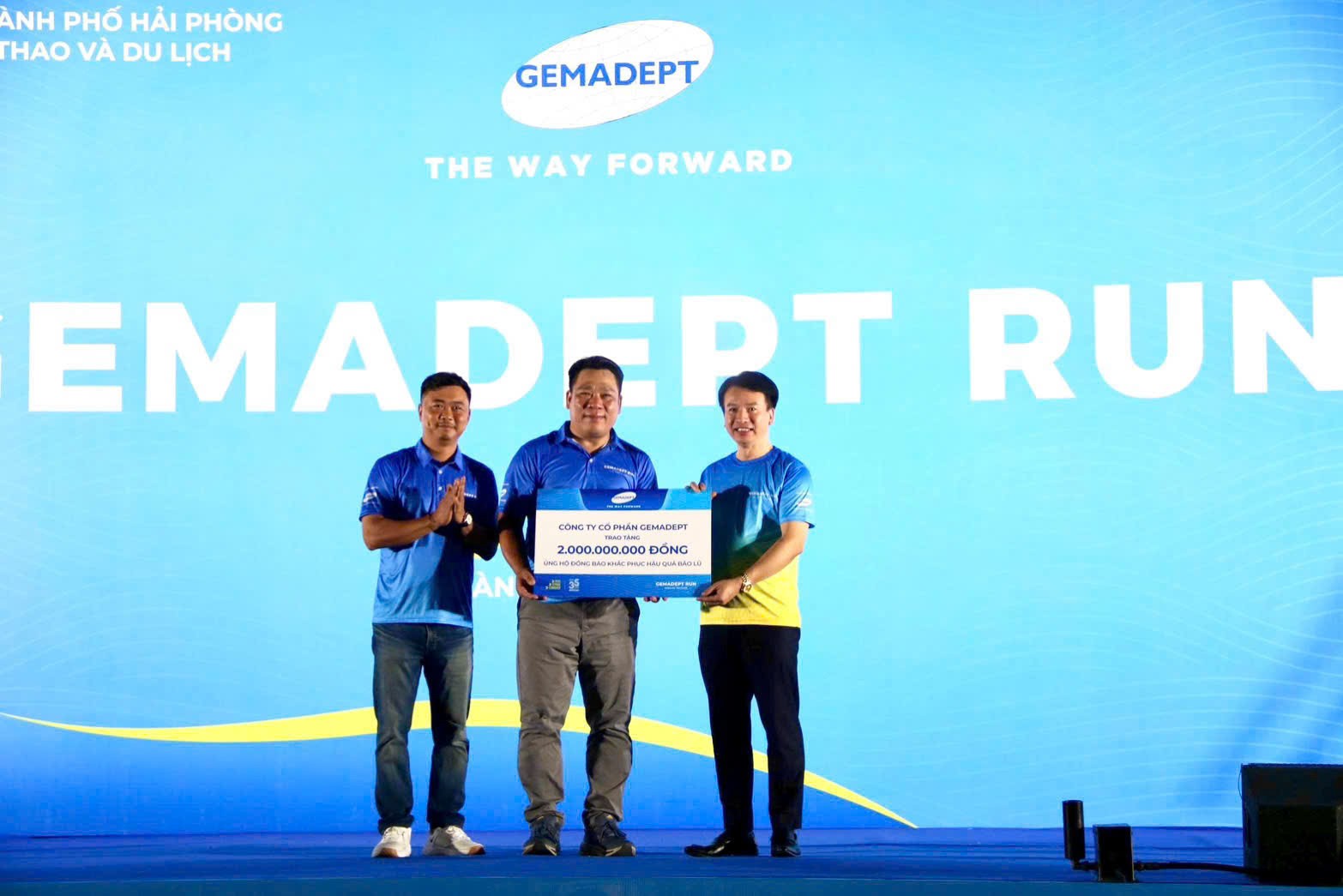 Đại diện nhà tài trợ trao tặng tượng trưng 2 tỷ đồng đến Ủy ban MTTQ Việt Nam thành phố Hải Phòng. Ảnh: Quang Phú.