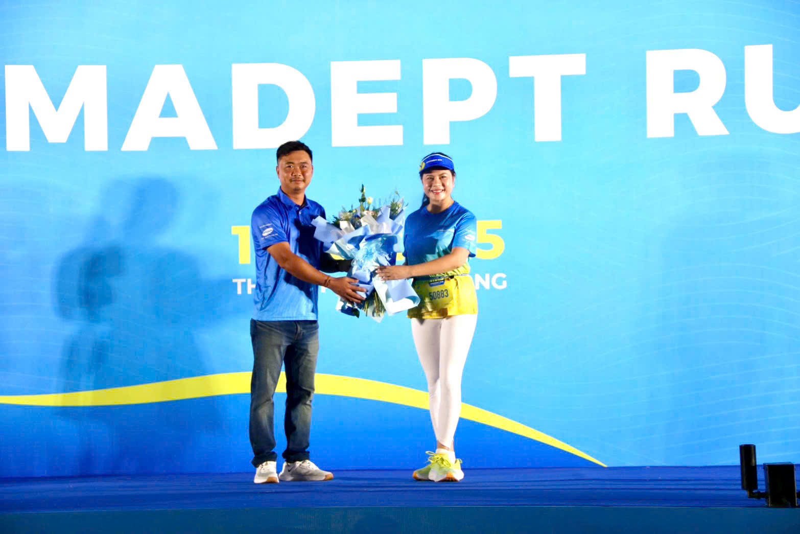 Bà Trần Thị Hoàng Mai, Giám đốc Sở Văn hóa, Thể thao và Du lịch thành phố Hải Phòng tặng hoa nhà tài trợ. Ảnh: Quang Phú.