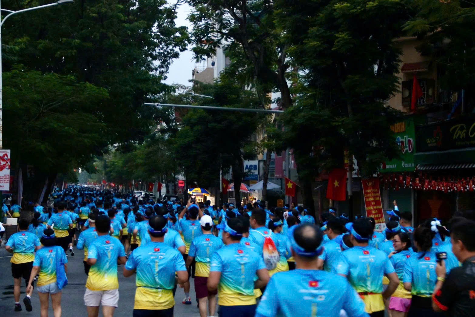 Các vận động viên chính thức tham gia giải chạy. Ảnh: Quang Phú.