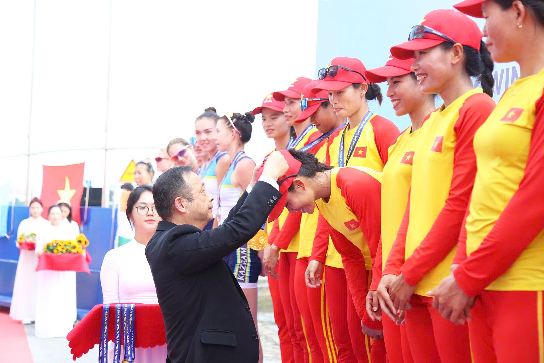 Ông Chen Chunxin, Chủ tịch Liên đoàn Rowing Châu Á trao huy chương vàng cho các tuyển thủ nữ Việt Nam nội dung thuyền 8 người. Ảnh: Bản tin VH,TT&DL Hải Phòng.