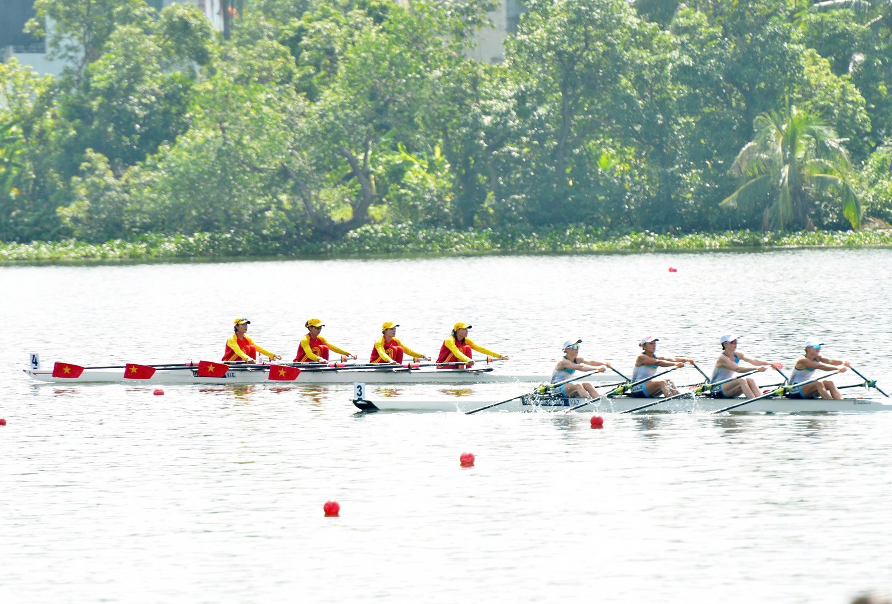 Các vận động viên nữ đội tuyển Việt Nam với sự quyết tâm trong lượt đua chung kết nội dung thuyền 4 nữ.